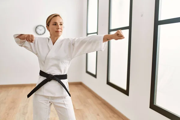 Ung Kaukasisk Kvinna Utbildning Karate Sportcenter — Stockfoto