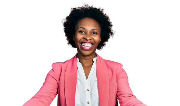 Mujer Afroamericana Con Pelo Afro Vistiendo Chaqueta Negocios Sonriente Alegre — Foto de Stock