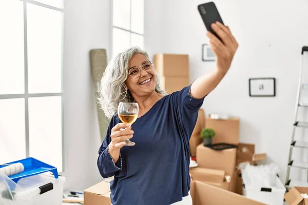 Middle Age Grey Haired Woman Toasting Wine Making Selfie Smartphone — Zdjęcie stockowe