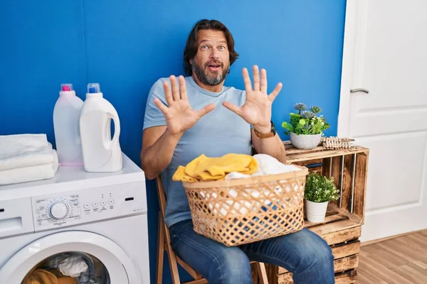 Handsome Middle Age Man Waiting Laundry Afraid Terrified Fear Expression — Fotografia de Stock