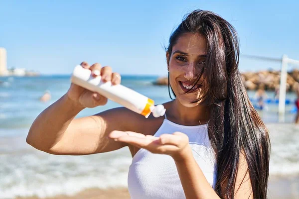 Jonge Spaanse Vrouw Glimlachen Zelfverzekerd Met Behulp Van Zonnebrandcrème Aan — Stockfoto