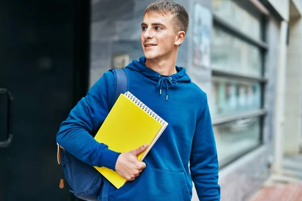 Jovem Estudante Loira Sorrindo Feliz Segurando Livro Caderno Universidade — Fotografia de Stock