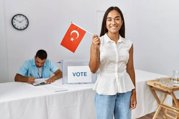 Молодая Турецкая Избирательница Улыбается Счастливо Держа Индейку Флаг Колледже Выборщиков — стоковое фото
