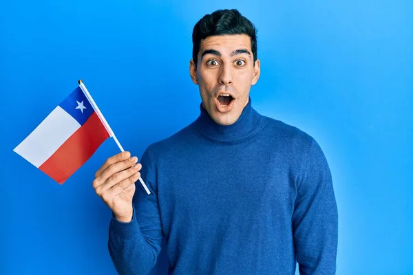 Красивый Латиноамериканец Бизнесмен Держащий Руках Чилийский Флаг Испуганный Изумленный Открытым — стоковое фото