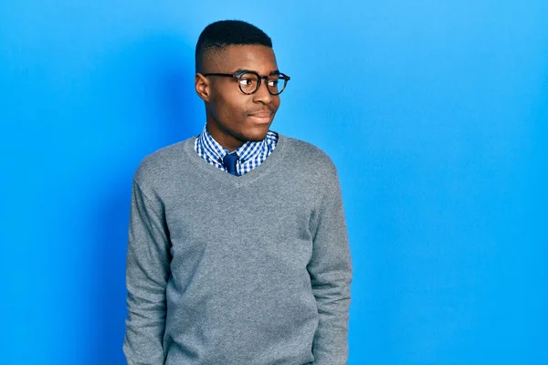 Stili Gözlük Takmış Genç Afro Amerikan Bir Adam Yüzünde Gülümseme — Stok fotoğraf