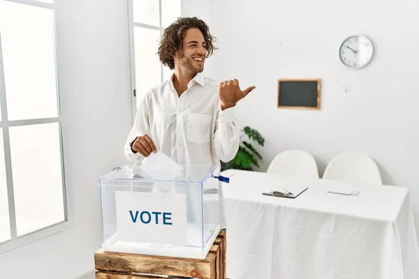 Young Hispanic Man Voting Putting Envelop Ballot Box Smiling Happy — Stockfoto