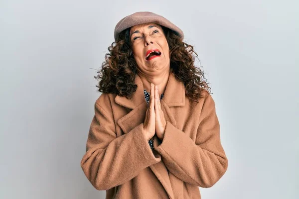 Middle Age Hispanic Woman Wearing French Look Beret Begging Praying — Foto de Stock