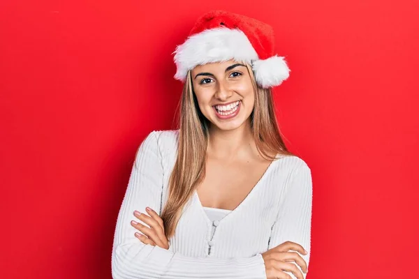 Красива Іспаномовна Жінка Різдвяному Капелюсі Щасливе Обличчя Посміхається Схрещеними Руками — стокове фото