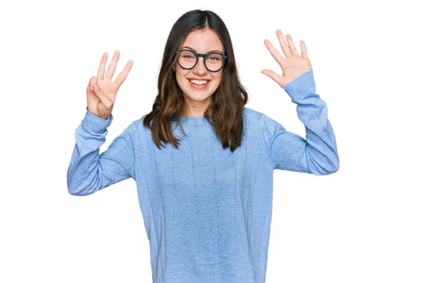 Genç Güzel Bir Kadın Günlük Kıyafetler Gözlük Takıyor Sekiz Numaralı — Stok fotoğraf