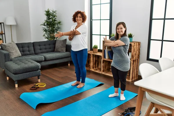 Olgun Anne Sendromlu Kız Evde Egzersiz Yapıyor Oturma Odasında Geriniyor — Stok fotoğraf