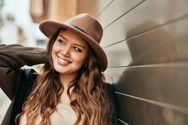 Giovane Donna Turistica Ispanica Sorridente Felice Piedi Alla Città — Foto Stock