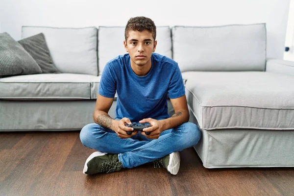 Jovem Homem Hispânico Bonito Jogando Videogame Sentado Lado Sofá Pensando — Fotografia de Stock