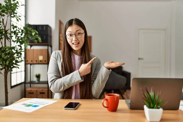 Joven Trabajador Empresarial Chino Con Estilo Empresarial Sentado Escritorio Oficina —  Fotos de Stock