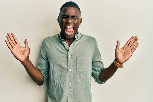 Jonge Afro Amerikaanse Man Draagt Casual Kleding Die Gek Gek — Stockfoto