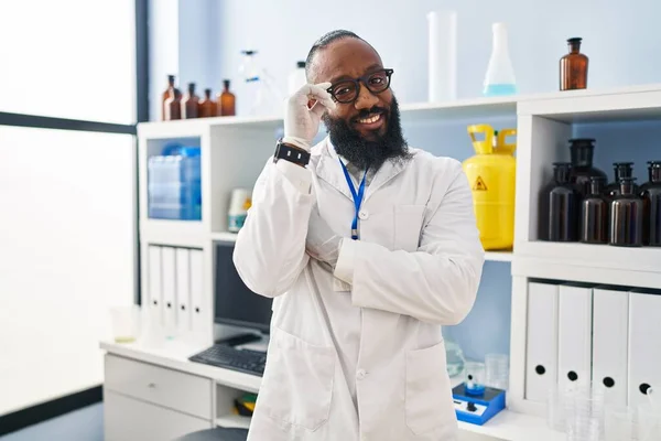 Hombre Afroamericano Joven Vistiendo Uniforme Científico Pie Laboratorio — Foto de Stock