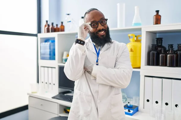 Giovane Uomo Afroamericano Uniforme Scienziato Piedi Laboratorio — Foto Stock