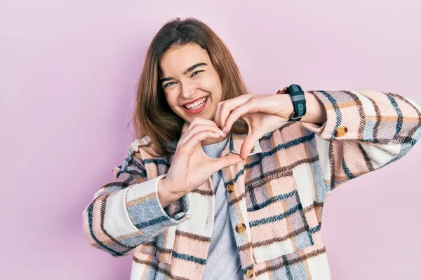 Joven Chica Caucásica Vistiendo Ropa Casual Sonriendo Amor Haciendo Forma — Foto de Stock