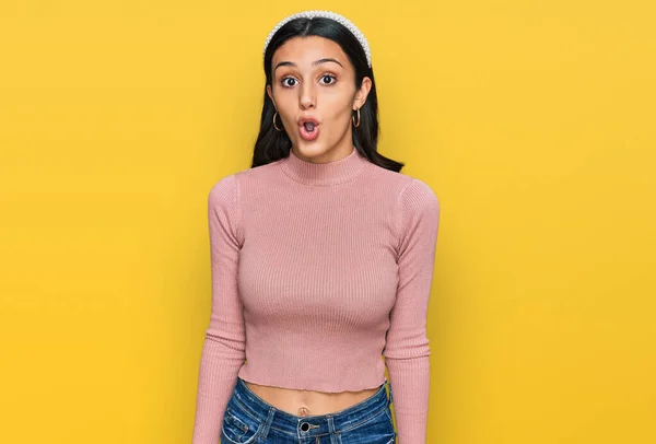 Ung Latinamerikansk Flicka Klädd Avslappnade Kläder Rädd Och Chockad Med — Stockfoto