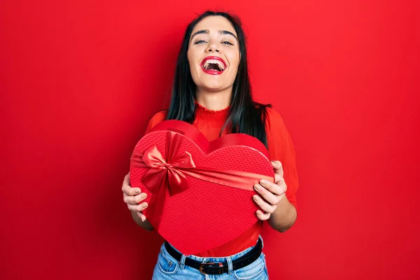 Νεαρό Ισπανόφωνο Κορίτσι Κρατώντας Δώρο Αγίου Βαλεντίνου Χαμογελώντας Και Γελώντας — Φωτογραφία Αρχείου