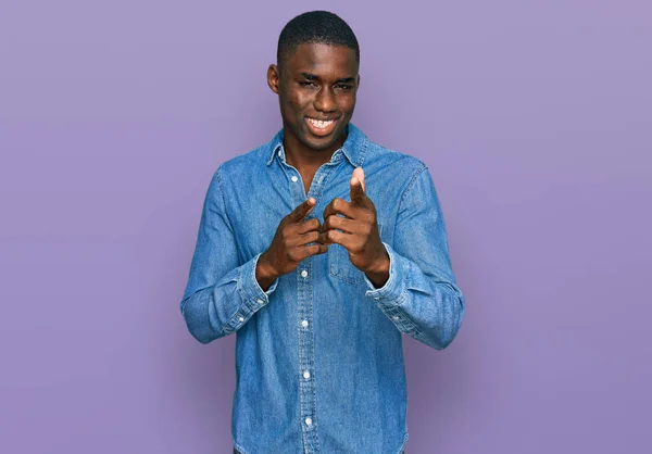 Fiatal Afro Amerikai Férfi Alkalmi Ruhát Visel Ujjal Mutogat Kamerára — Stock Fotó
