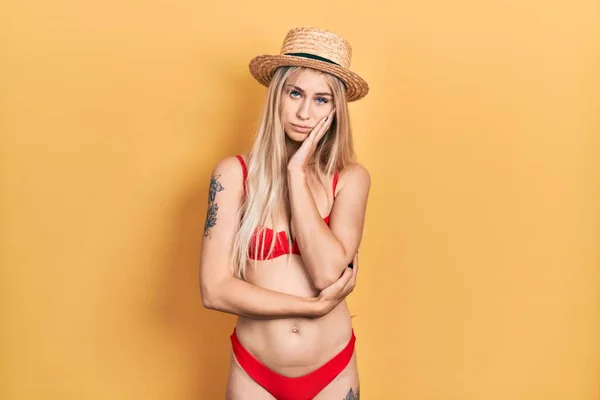 Fiatal Kaukázusi Visel Bikini Nyári Kalap Gondolkodás Fáradt Unatkozik Depresszió — Stock Fotó