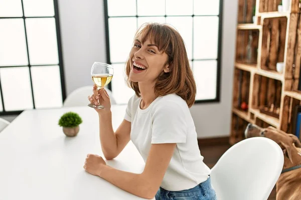 Giovane Donna Caucasica Bere Vino Seduto Sul Tavolo Casa — Foto Stock