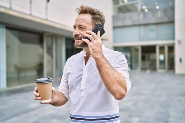 Muž Středního Věku Drží Kávu Mluvit Telefonem Městě — Stock fotografie