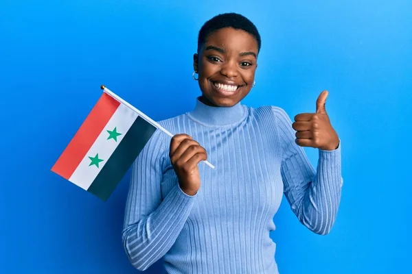 Young African American Woman Holding Syria Flag Smiling Happy Positive — Fotografia de Stock