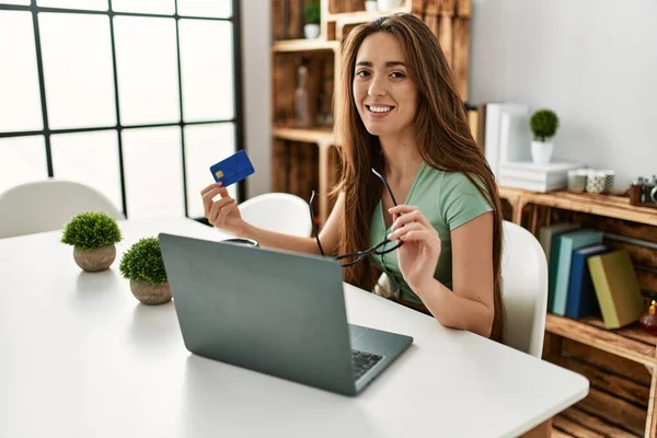 Mujer Hispana Joven Usando Laptop Con Tarjeta Crédito Sentada Mesa —  Fotos de Stock