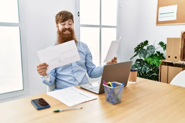 Νεαρός Ιρλανδός Επιχειρηματίας Χαμογελώντας Χαρούμενος Δουλεύοντας Στο Γραφείο — Φωτογραφία Αρχείου