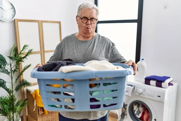 Homme Caucasien Senior Tenant Bouteille Détergent Buanderie Faisant Visage Poisson — Photo