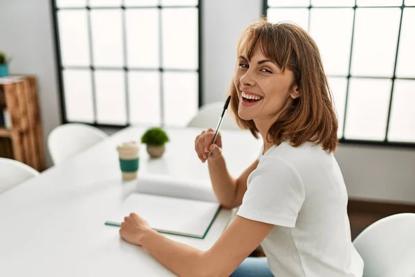 Joven Mujer Caucásica Escribiendo Cuaderno Sentado Mesa Casa —  Fotos de Stock