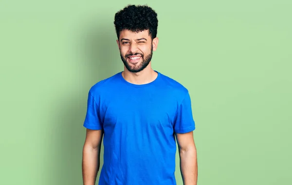Jonge Arabische Man Met Baard Casual Blauw Shirt Knipogen Naar — Stockfoto