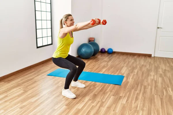 Jeune Fille Blonde Souriant Entraînement Heureux Aide Haltères Centre Sportif — Photo