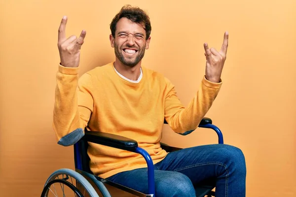 Tekerlekli Sandalyede Oturan Deli Gibi Bağıran Elleri Havada Kaya Sembolü — Stok fotoğraf