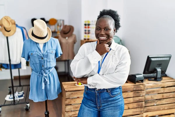 Die Junge Afrikanerin Die Als Managerin Einer Einzelhandelsboutique Arbeitet Blickt — Stockfoto