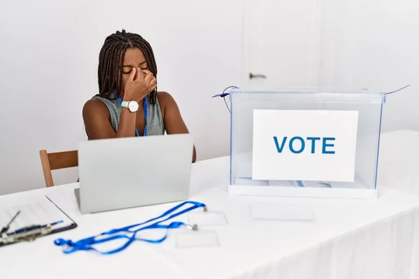 Νεαρή Αφροαμερικανή Που Εργάζεται Στις Πολιτικές Εκλογές Κάθεται Δίπλα Ψηφοδέλτια — Φωτογραφία Αρχείου
