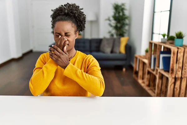 Mujer Afroamericana Joven Vestida Con Ropa Casual Sentada Mesa Casa — Foto de Stock