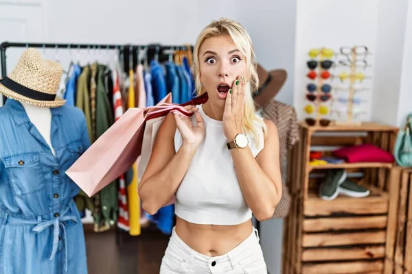 Ung Kaukasisk Kvinna Håller Shoppingväskor Detaljhandeln Rädd Och Chockad Överraskning — Stockfoto