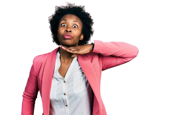 Afroamerikanerin Mit Afro Haaren Trägt Businessjacke Schneidet Sich Die Kehle — Stockfoto