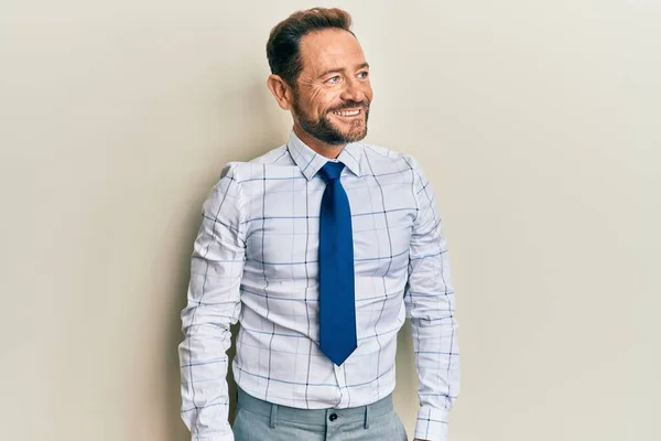Hombre Negocios Mediana Edad Con Camisa Negocios Corbata Mirando Costado —  Fotos de Stock