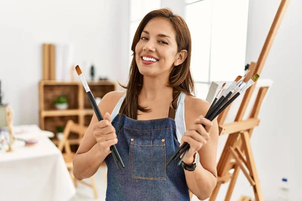 Jovem Artista Hispânico Mulher Sorrindo Desenho Feliz Estúdio Arte — Fotografia de Stock