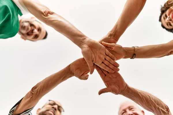 Groep Van Middelbare Leeftijd Vrienden Met Handen Bij Elkaar — Stockfoto