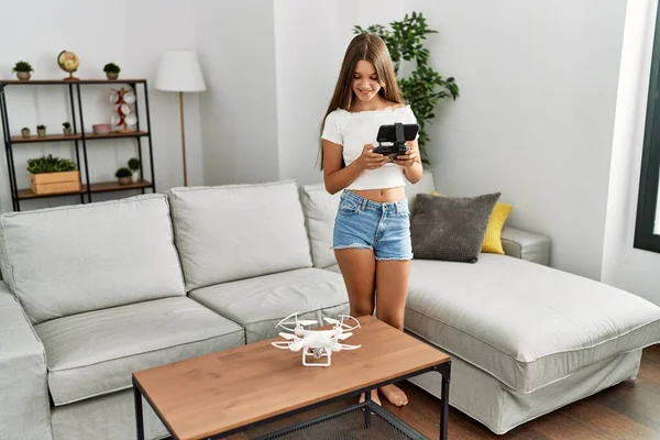 可爱的女孩带着自信的笑容在家里用无人机 — 图库照片