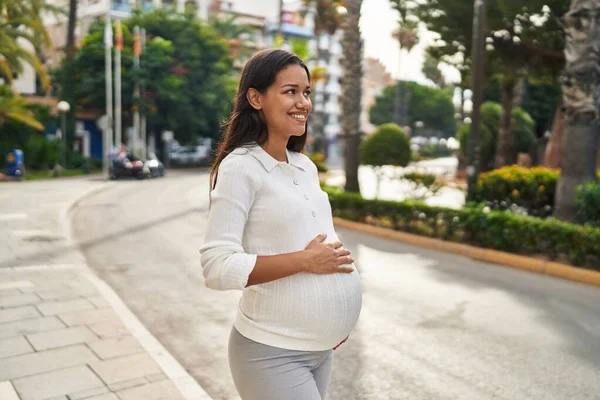 Junge Lateinamerikanische Frau Schwanger Lächelt Selbstbewusst Und Berührt Bauch Auf — Stockfoto