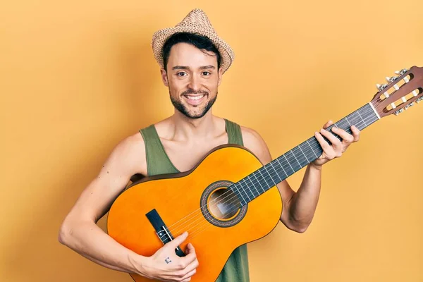 Joven Hombre Hispano Tocando Guitarra Clásica Sonriendo Con Una Sonrisa —  Fotos de Stock