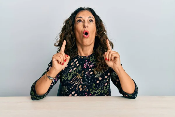 Mooie Middelbare Leeftijd Vrouw Dragen Casual Kleding Zitten Tafel Verbaasd — Stockfoto