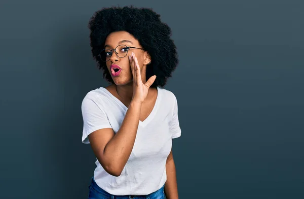 Jonge Afro Amerikaanse Vrouw Draagt Casual Wit Shirt Hand Mond — Stockfoto