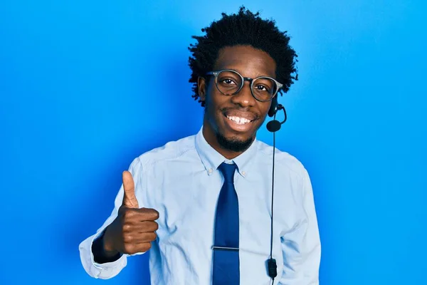 Νεαρός Αφροαμερικάνος Που Φοράει Ακουστικά Τηλεφωνικού Κέντρου Χαμογελώντας Χαρούμενος Και — Φωτογραφία Αρχείου