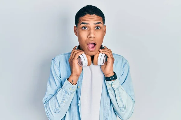 Young African American Guy Listening Music Using Headphones Afraid Shocked — Stock Photo, Image